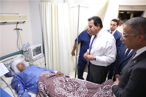 الدكتور خالد عبدالغفار وزير الصحة خلال تفقده مستوى الخدمات الطبية بمستشفى طامية المركزي
