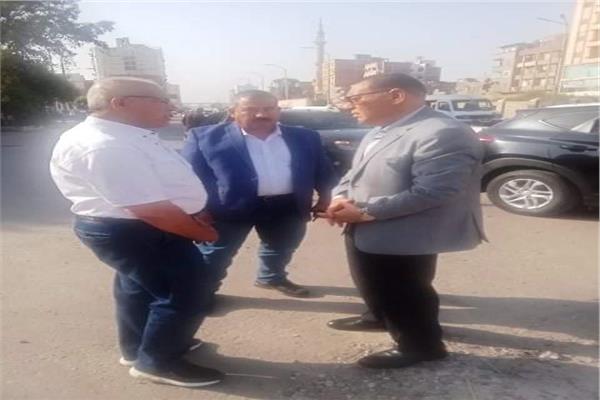 محافظ الشرقية يتفقد منطقة الحسينية بمدينة الزقازيق ويشدد على تكثيف أعمال النظافة 