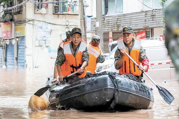 منقذون صينيون فى منطقة غمرتها الأمطار الغزيرة فى تشونجتشينج
