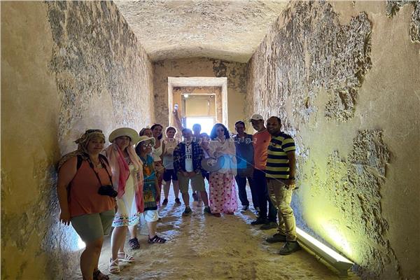 وفد سياحي من دولة أسبانيا يزور منطقة آثار "تل العمارنة" بالمنيا