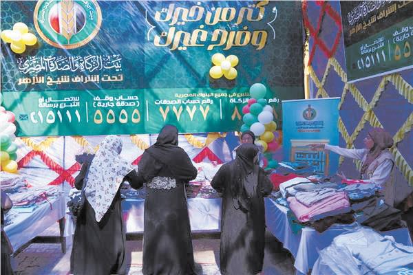 توزيع الملابس ضمن مبادرات بيت الزكاة لمساعدة المستحقين