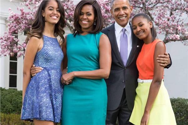 الرئيس الأمريكي الأسبق باراك أوباما وزوجته ميشيل أوباما وابنتيه