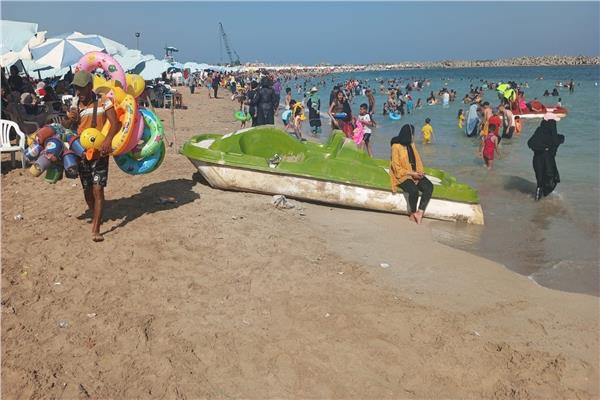 بسبب الإنذار البحري.. الرايات 3 ألوان على شواطئ الإسكندرية