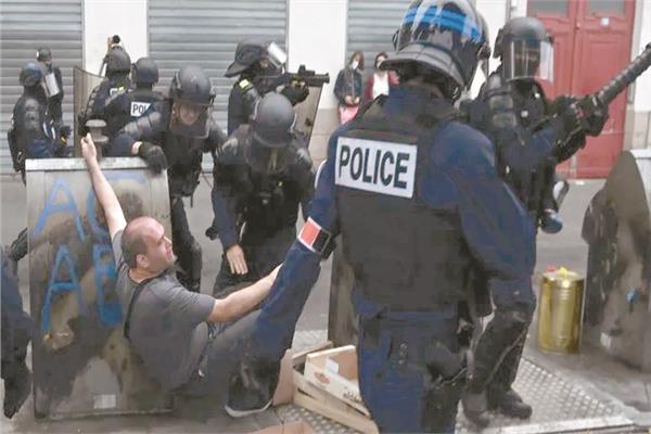 اشتباكات بين الشرطة ومتظاهرين فى فرنسا  