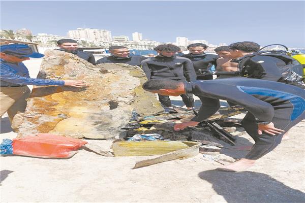 طلاب جامعة الإسكندرية يشاركون فى تنظيف الميناء الشرقى