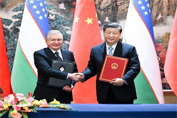 الرئيس الصيني شي جين بينج ورئيس أوزبكستان شوكت ميرضيائيف