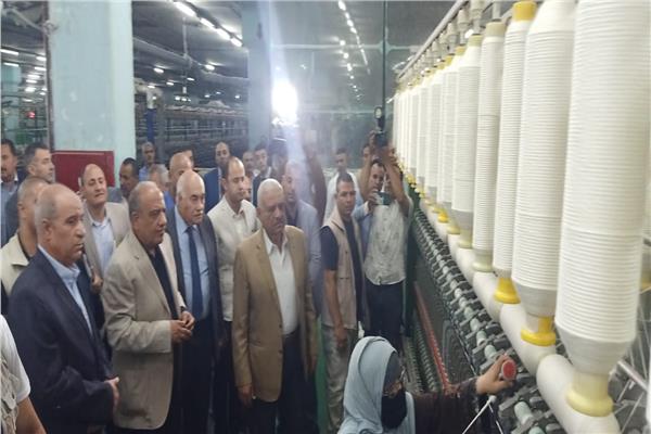 وزير قطاع الأعمال أثناء تفقد مصنع مصر إيران للغزل والنسيج 