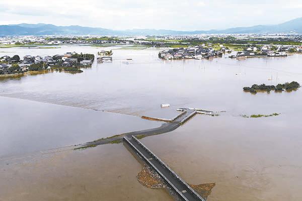 جانب من الانهيارات الأرضية التي سببتها الأمطار في اليابان  