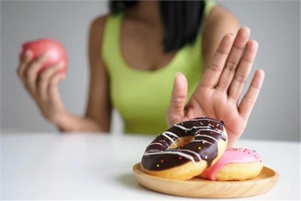أضرار قد تحدث لجسمك عند الإفراط في تناول السكر