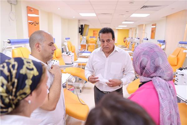 الدكتور خالد عبدالغفار وزير الصحة والسكان خلال مروره الميداني على المستشفيات