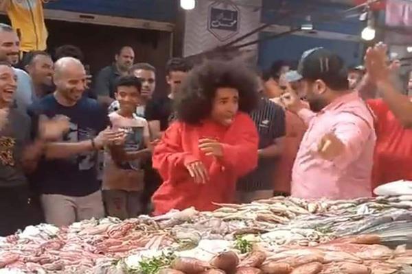  نويل روبنسون مع المواطنين فى سوق السمك ببورسعيد