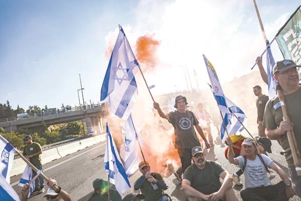 متظاهرون إسرائيليون يغلقون طريقا فى تل أبيب