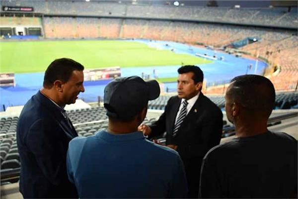 وزير الرياضة يتفقد استاد القاهرة 