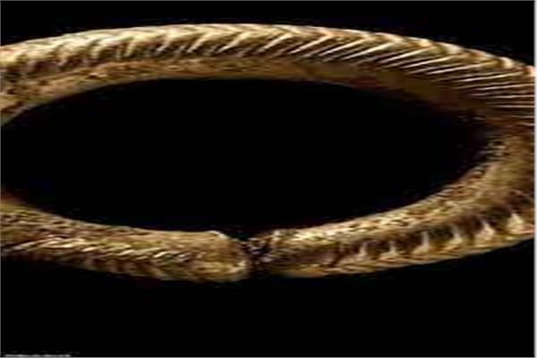 علماء آثار يعثرون على مشط وخاتم ذهبي يعود تاريخهما لـ 3000 عام 