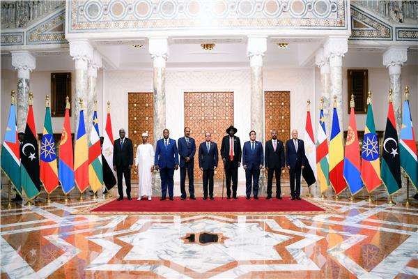 الرئيس السيسي يتوسط القادة الأفارقة