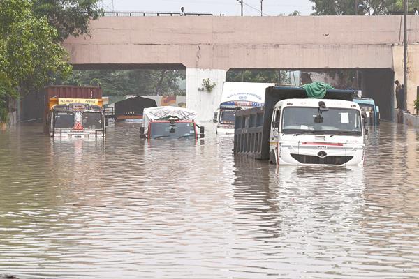 مياه الفيضانات تغمر شوارع فى العاصمة الهندية نيودلهى