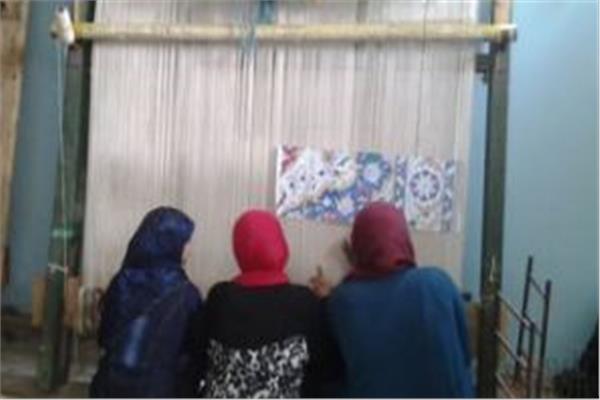 فتيات مصنع أبيس ينتجن أجود أنواع السجاد اليدوى بالإسكندرية