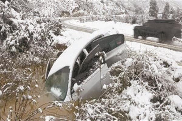 سيارة تسقط وسط العاصفة الثلجية فى كاليفورنيا