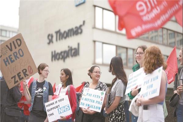 أطباء يحتجون خارج مستشفى بلندن