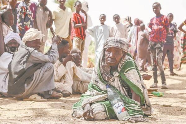 نازحون سودانيون  بتشاد ينتظرون توزيع المساعدات الإغاثية