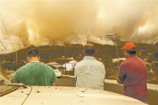 تصاعد الدخان من حرائق الغابات باسبانيا