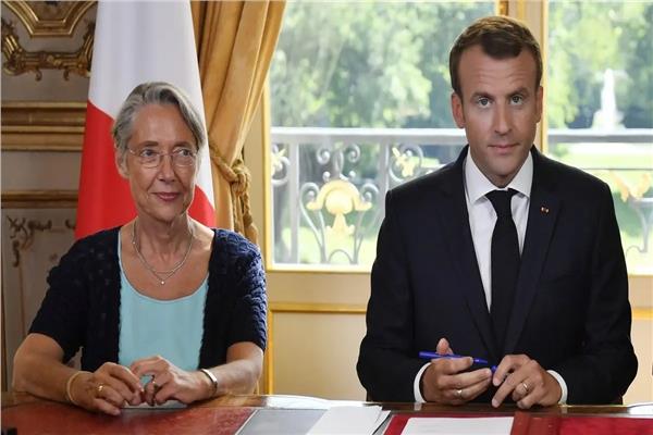 الرئيس الفرنسي إيمانويل ماكرون ورئيسة الوزراء اليزابيت بورن - أرشيفية