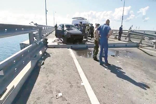 جسر كيرتش الذي يربط شبه جزيرة القرم بمنطقة كراسنودار الروسية  بعد الهجوم   ( أ ف ب)