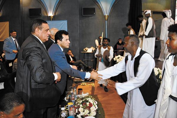 وزيرا الشباب والتنمية المحلية خلال تكريم أحد المشاركين بفاعلية «أهل مصر»