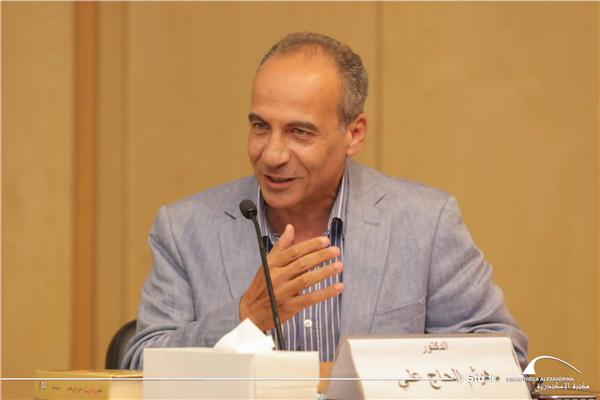  الدكتور أحمد زايد 