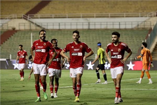 طاهر محمد طاهر خلال احتفاله بهدفه مع لاعبي الأهلي