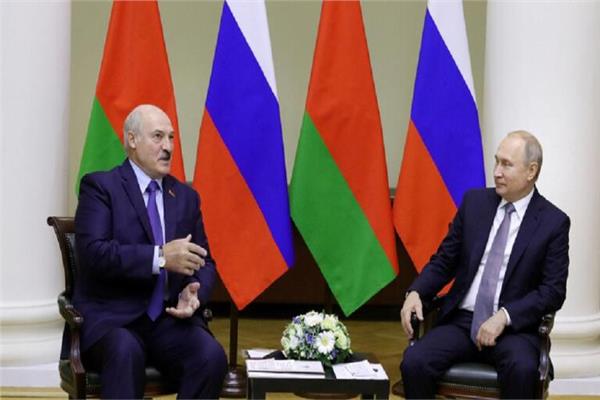 الرئيس البيلاروسي ألكسندر لوكاشينكو لنظيره الروسي فلاديمير بوتين