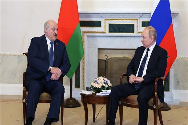 الرئيس البيلاروسي ألكسندر لوكاشينكو ونظيره الروسي فلاديمير بوتين
