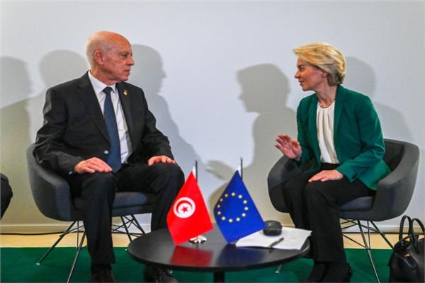 رئيسة المفوضية الأوروبية أورسولا فون دير لاين والرئيس التونسي قيس سعيد