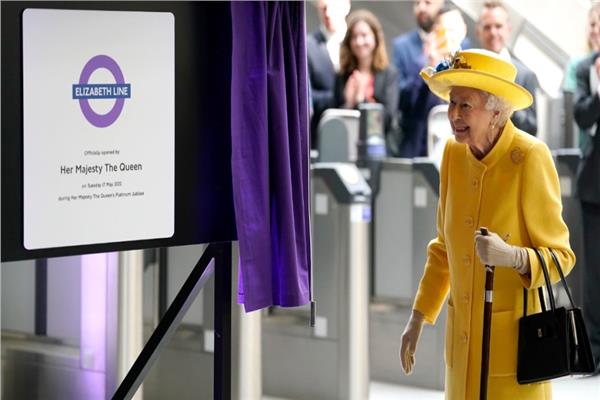  الملكة إليزابيث الثانية خلال افتتاح "خط إليزابيث" في مترو أنفاق لندن