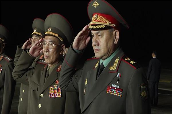 وزير الدفاع الروسي سيرجي شويجو ونظيره الكوري الشمالي كانج سون نام