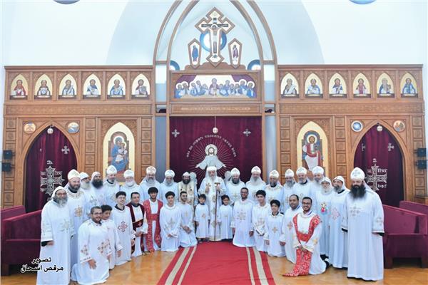 كهنة كنائس الخليج في "لوجوس" يتوسطهم البابا تواضروس    