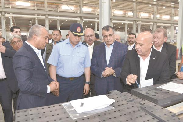 وزير الدولة للإنتاج الحربى خلال تفقده المصنع