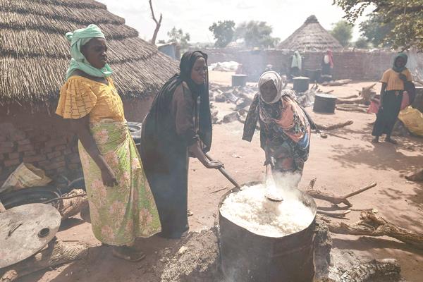 متطوعون يعدون طعاماً لنازحين من السودان إلى تشاد