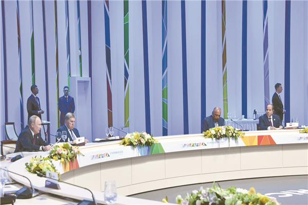 الرئيس عبدالفتاح السيسى يستمع إلى كلمة الرئيس الروسى بوتين خلال القمة