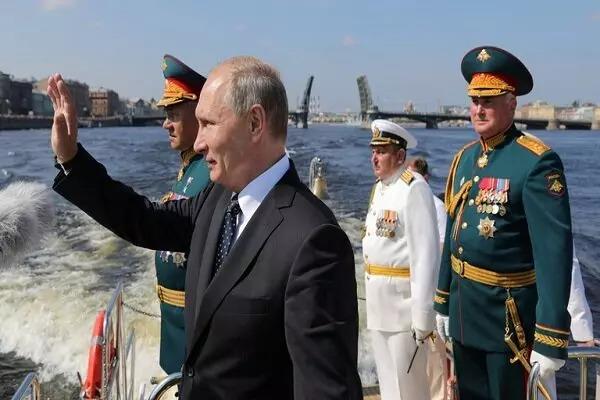  الرئيس الروسي فلاديمير بوتين يحضر مراسم يوم البحرية الروسية