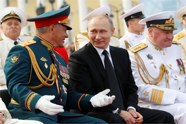  الرئيس الروسي فلاديمير بوتين ووزير الدفاع الروسي سيرجي شويجو