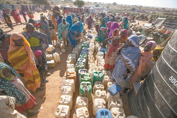 آلاف السودانيات تحتشدن للحصول على مياه فى شمال دارفور