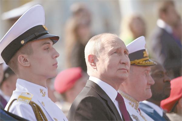 بوتين خلال احتفالات يوم البحرية الروسية