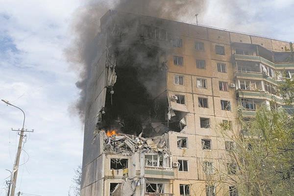آثار قصف روسى على مبنى بأوكرانيا