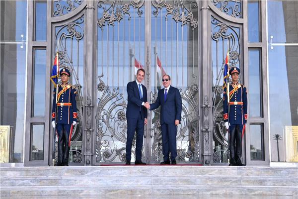الرئيس السيسي يستقبل رئيس وزراء اليونان بالعلمين