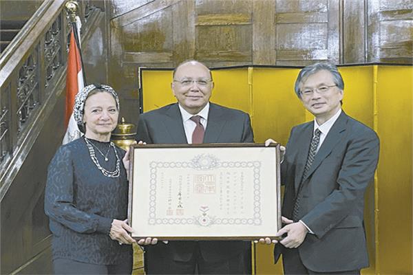 ■ السفير اليابانى بالقاهرة يسلم د.الجوهرى وسام امبراطور اليابان