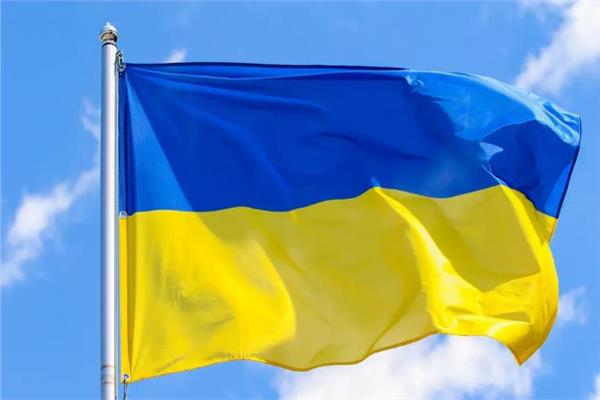 أوكرانيا تقوم بتركيب الرمح الثلاثي على نصب "الوطن الأم" في كييف