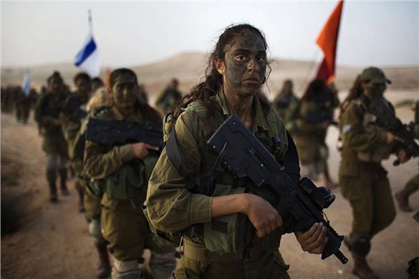 وسائل إعلام إسرائيلية: زيادة كبيرة في عدد الإسرائيليات الحاملات للسلاح ونصفهن بالضفة الغربية