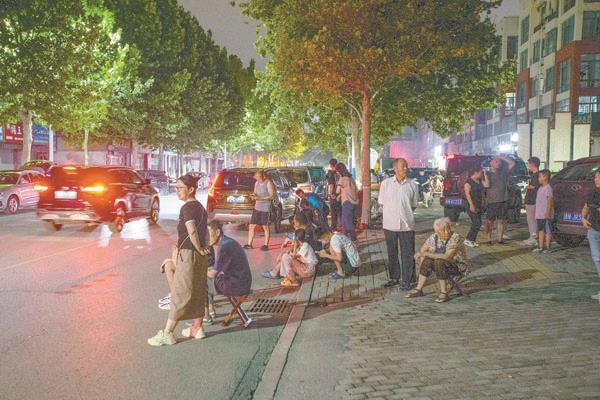  مواطنون صينيون يجلسون فى الشارع بعدما ضرب زلزال شرق البلاد 