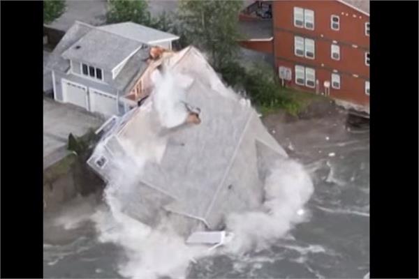  المياه تبتلع منزل بالكامل في مدينة جونو بألاسكا